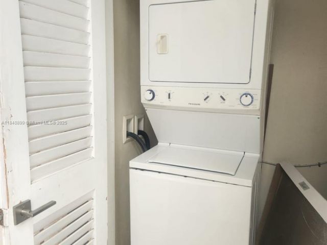 Home for rent at 523 NE 38th St 6 - photo 6292837