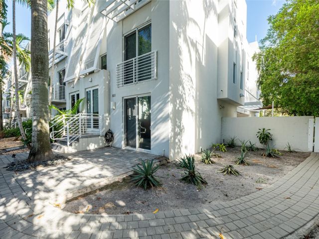 Home for sale at 801 SE 12th Court - photo 6293309