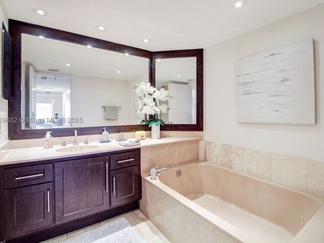 2-bedroom condo for sale in Miami - 1717 N Bayshore Dr A-2635 - MondialRealty
