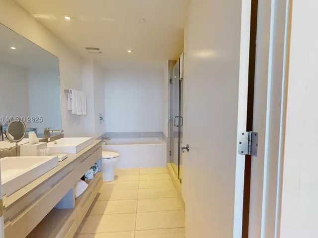 2-bedroom condo for sale in Hollywood - 4010 S Ocean Dr T3802 - MondialRealty