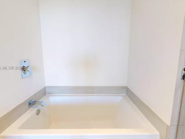 2-bedroom condo for sale in Hollywood - 4010 S Ocean Dr T3802 - MondialRealty