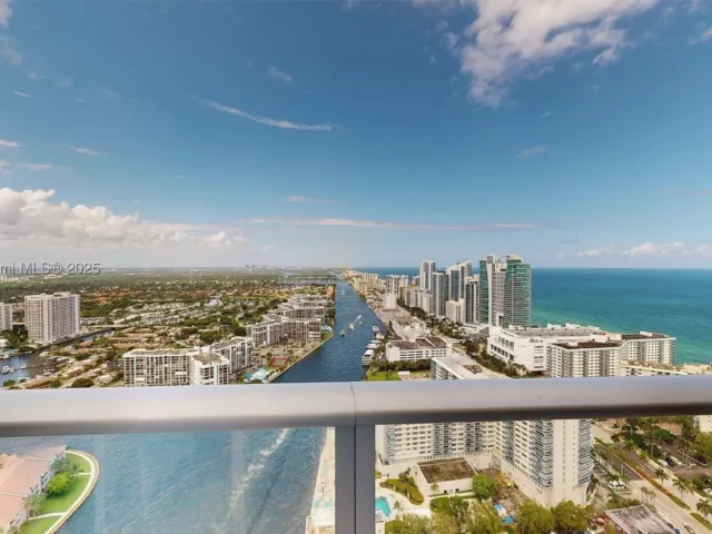 2-bedroom condo for sale in Hollywood - 4010 S Ocean Dr T3802 - MondialRealty