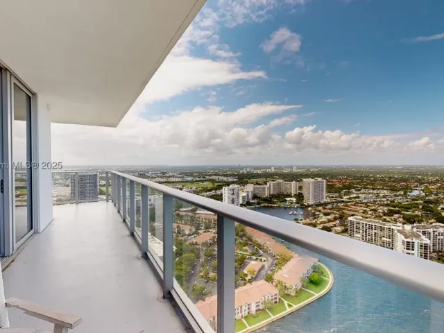 2-bedroom condo for sale in Hollywood - 4010 S Ocean Dr T3802 - MondialRealty