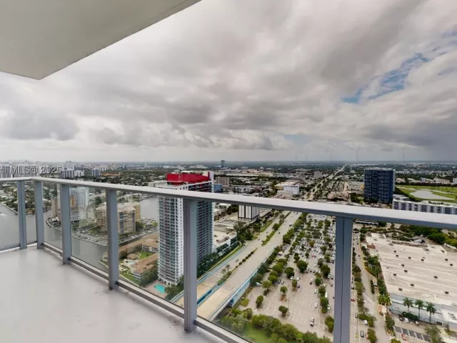 2-bedroom condo for sale in Hollywood - 4010 S Ocean Dr T3802 - MondialRealty