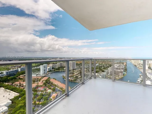2-bedroom condo for sale in Hollywood - 4010 S Ocean Dr T3802 - MondialRealty