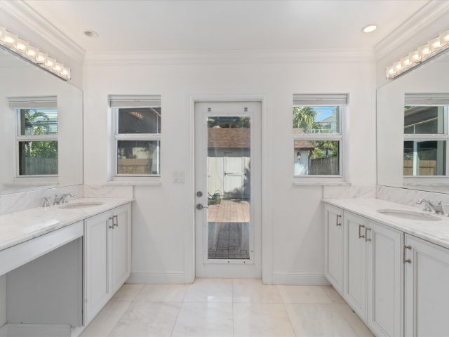 Home for rent at 799 NW 7th Drive - photo 6318313