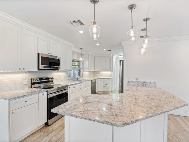 Home for rent at 799 NW 7th Drive - photo 6318320