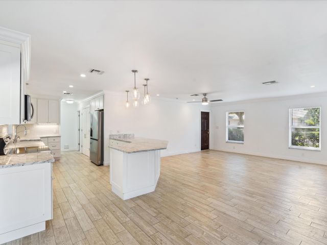 Home for rent at 799 NW 7th Drive - photo 6318321