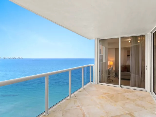 2-bedroom condo for rent in Sunny Isles Beach - 19111 Collins Ave 3507 - MondialRealty