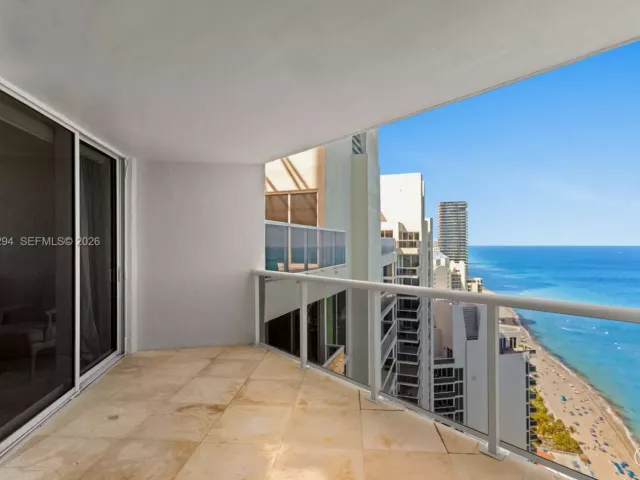 2-bedroom condo for rent in Sunny Isles Beach - 19111 Collins Ave 3507 - MondialRealty