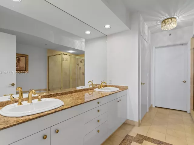 2-bedroom condo for rent in Sunny Isles Beach - 19111 Collins Ave 3507 - MondialRealty