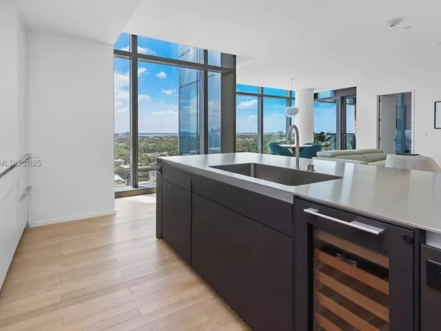 1-bedroom condo for rent in Miami Beach - 2901 Collins Ave 1403 - MondialRealty