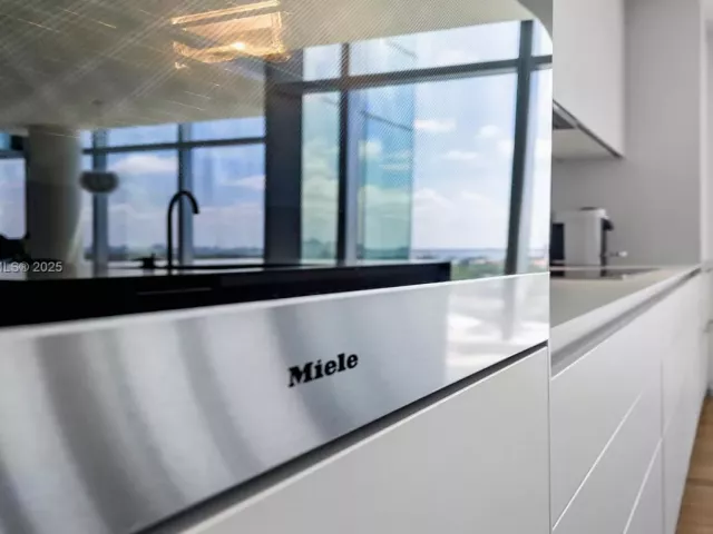 1-bedroom condo for rent in Miami Beach - 2901 Collins Ave 1403 - MondialRealty