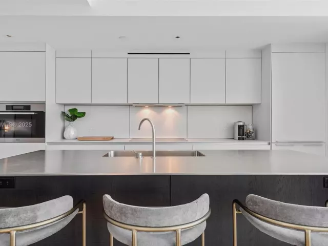 1-bedroom condo for rent in Miami Beach - 2901 Collins Ave 1403 - MondialRealty