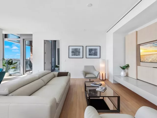 1-bedroom condo for rent in Miami Beach - 2901 Collins Ave 1403 - MondialRealty