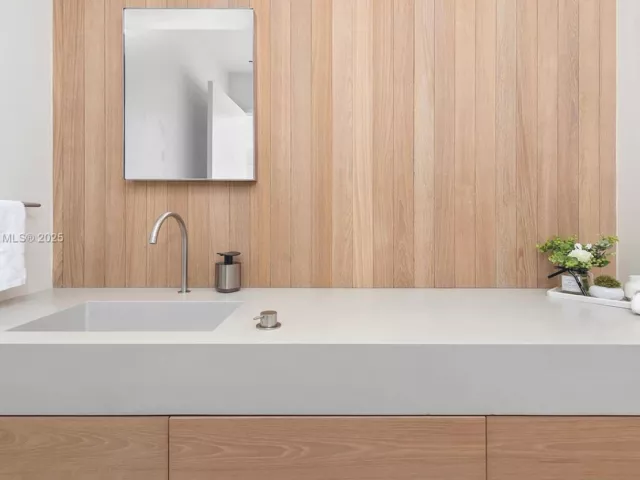 1-bedroom condo for rent in Miami Beach - 2901 Collins Ave 1403 - MondialRealty