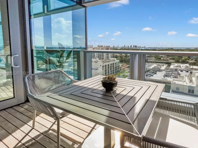 1-bedroom condo for rent in Miami Beach - 2901 Collins Ave 1403 - MondialRealty