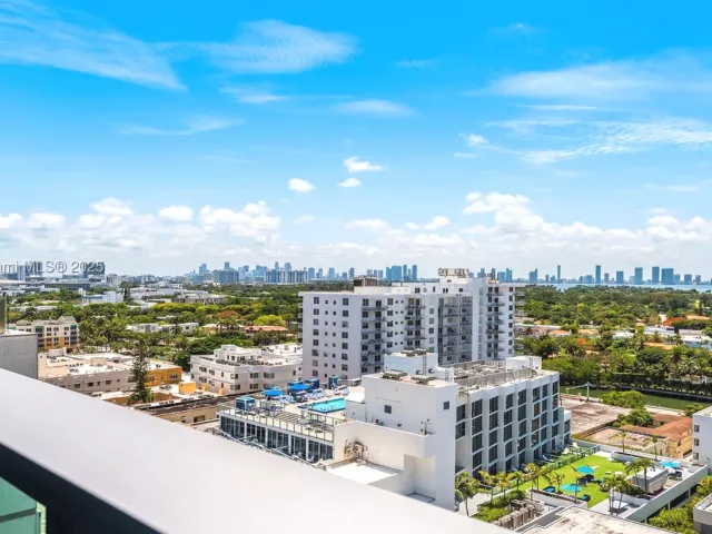 1-bedroom condo for rent in Miami Beach - 2901 Collins Ave 1403 - MondialRealty