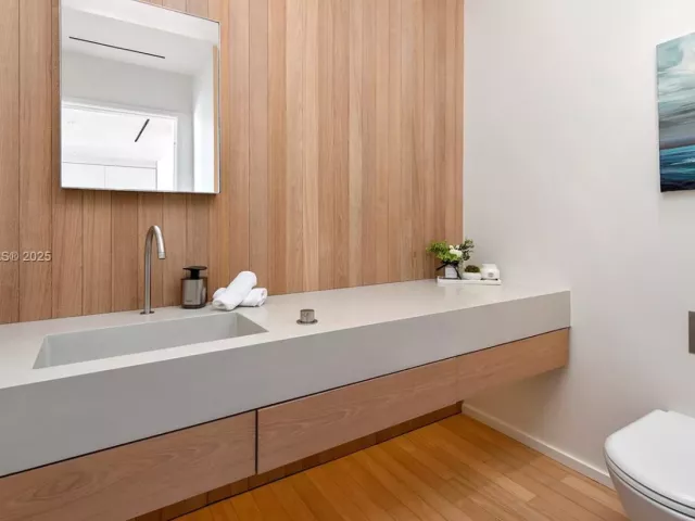 1-bedroom condo for rent in Miami Beach - 2901 Collins Ave 1403 - MondialRealty