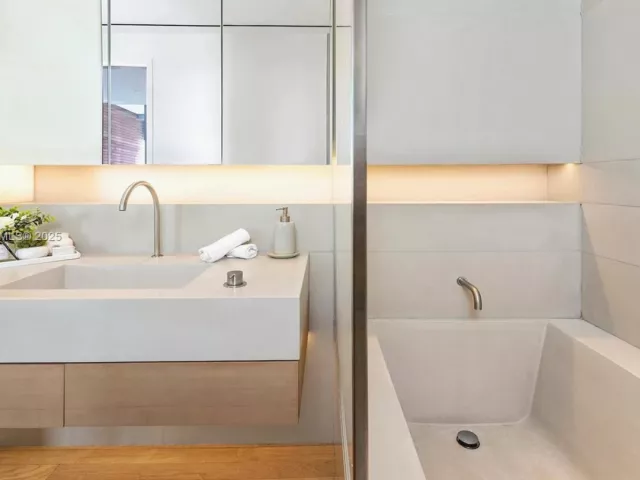 1-bedroom condo for rent in Miami Beach - 2901 Collins Ave 1403 - MondialRealty