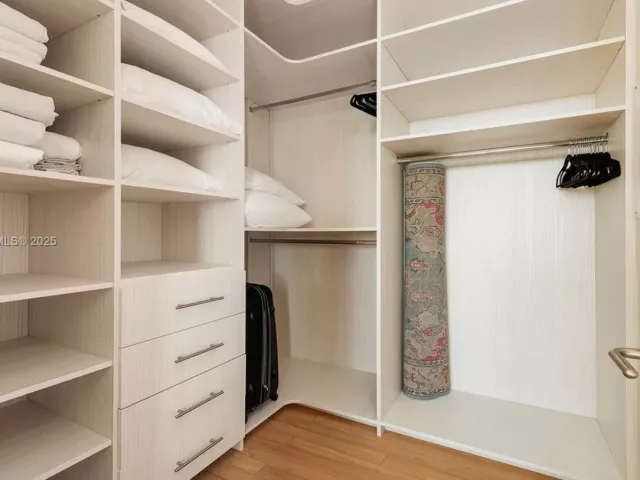 1-bedroom condo for rent in Miami Beach - 2901 Collins Ave 1403 - MondialRealty