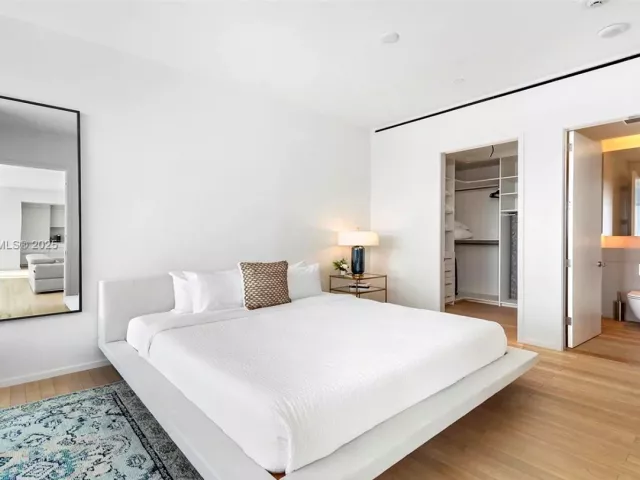 1-bedroom condo for rent in Miami Beach - 2901 Collins Ave 1403 - MondialRealty