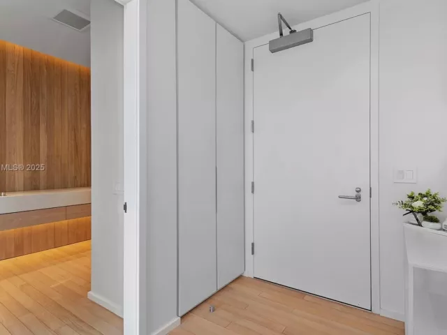 1-bedroom condo for rent in Miami Beach - 2901 Collins Ave 1403 - MondialRealty