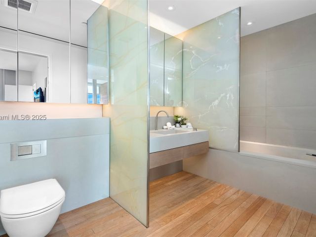 1-bedroom condo for rent in Miami Beach - 2901 Collins Ave 1403 - MondialRealty