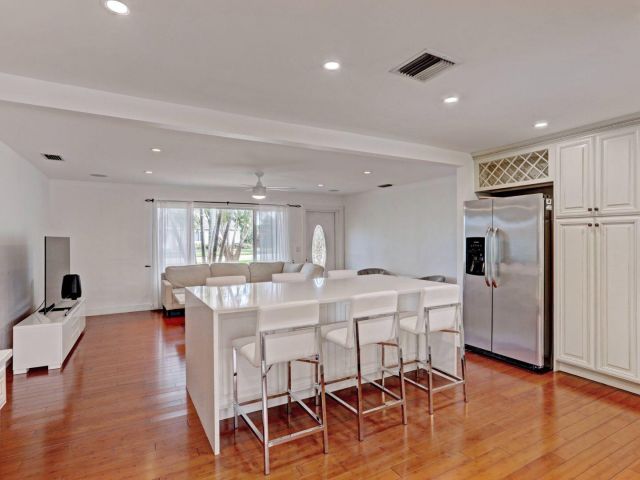 Home for rent at 7115 Venetian Way - photo 6299391