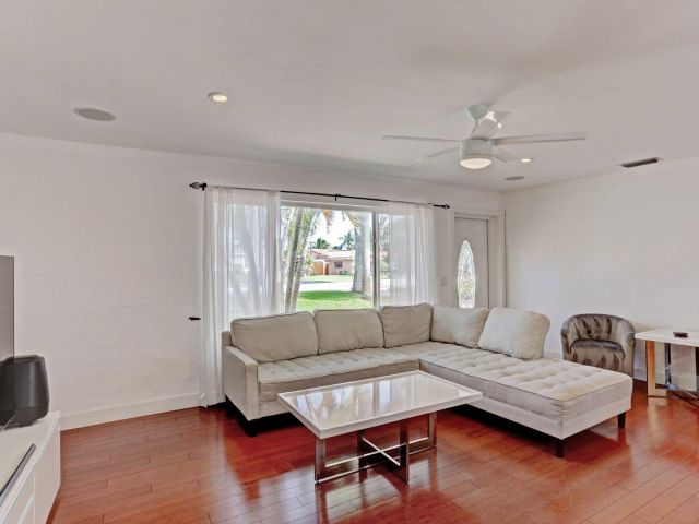 Home for rent at 7115 Venetian Way - photo 6299396