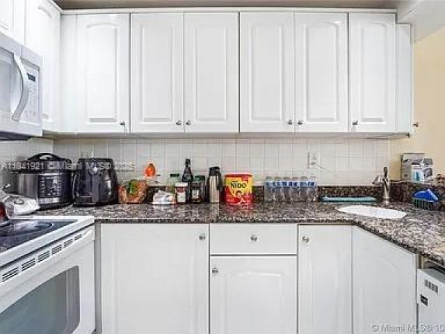 1-bedroom condo for rent in Miami - 540 Brickell Key Dr 603 - MondialRealty