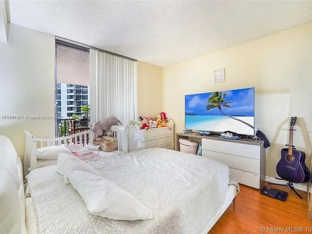1-bedroom condo for rent in Miami - 540 Brickell Key Dr 603 - MondialRealty
