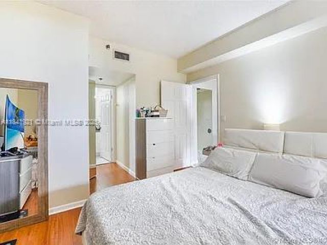 1-bedroom condo for rent in Miami - 540 Brickell Key Dr 603 - MondialRealty