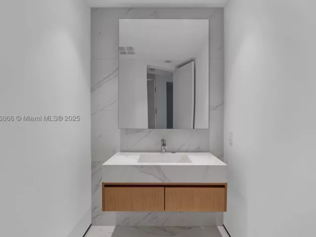 4-bedroom condo for sale in Sunny Isles Beach - 18555 Collins Ave 2701 - MondialRealty