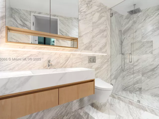 4-bedroom condo for sale in Sunny Isles Beach - 18555 Collins Ave 2701 - MondialRealty