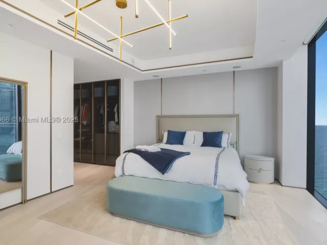 4-bedroom condo for sale in Sunny Isles Beach - 18555 Collins Ave 2701 - MondialRealty