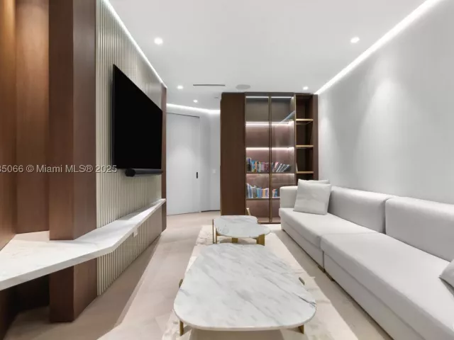 4-bedroom condo for sale in Sunny Isles Beach - 18555 Collins Ave 2701 - MondialRealty