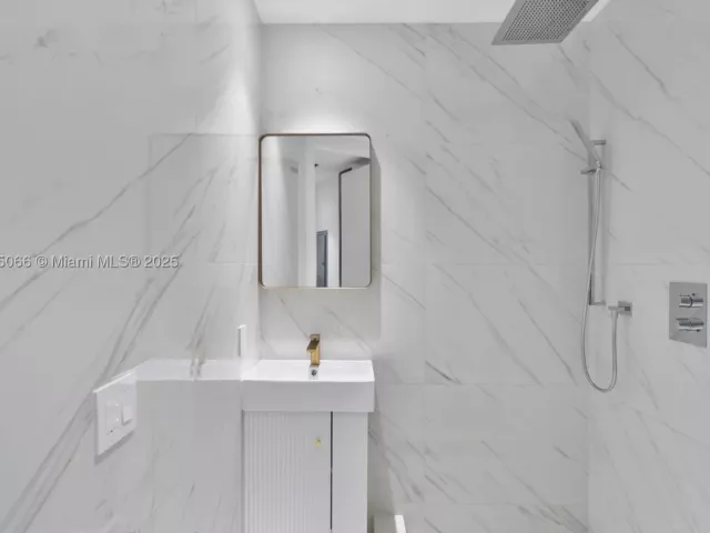 4-bedroom condo for sale in Sunny Isles Beach - 18555 Collins Ave 2701 - MondialRealty