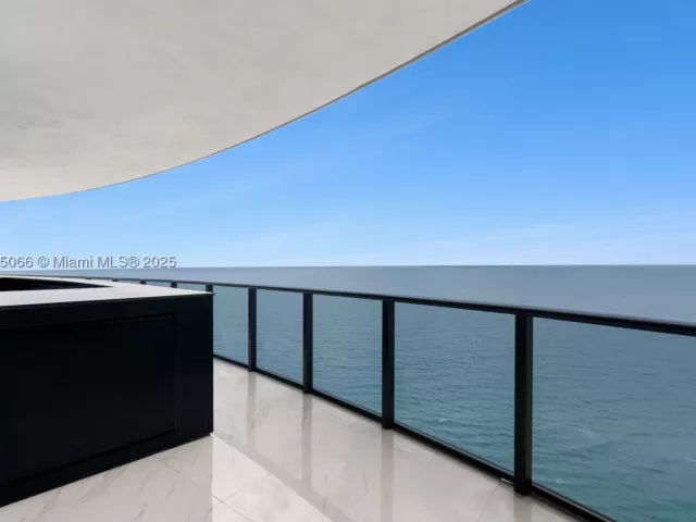 4-bedroom condo for sale in Sunny Isles Beach - 18555 Collins Ave 2701 - MondialRealty