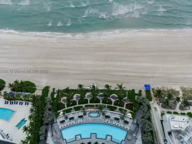 4-bedroom condo for sale in Sunny Isles Beach - 18555 Collins Ave 2701 - MondialRealty