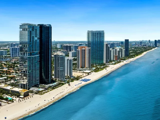 4-bedroom condo for sale in Sunny Isles Beach - 18555 Collins Ave 2701 - MondialRealty