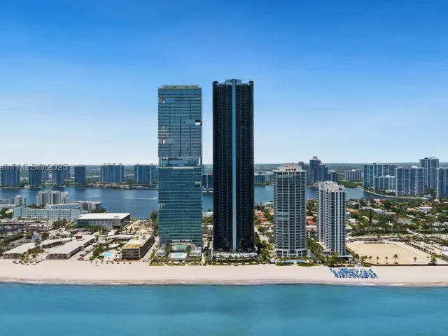 4-bedroom condo for sale in Sunny Isles Beach - 18555 Collins Ave 2701 - MondialRealty