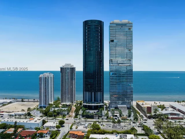 4-bedroom condo for sale in Sunny Isles Beach - 18555 Collins Ave 2701 - MondialRealty