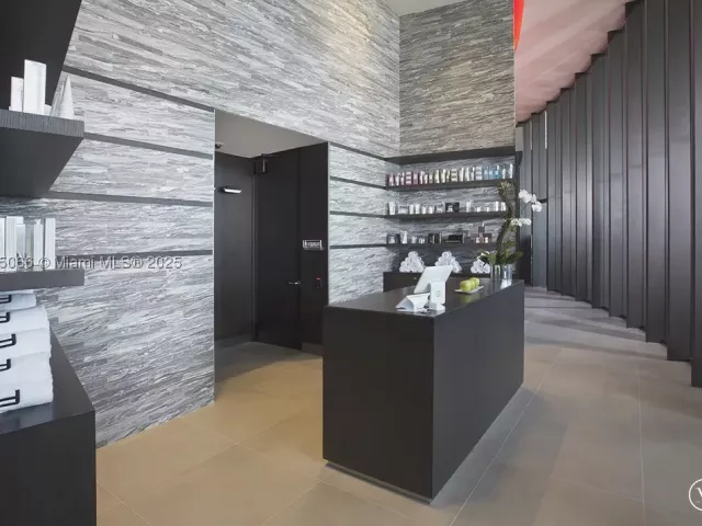 4-bedroom condo for sale in Sunny Isles Beach - 18555 Collins Ave 2701 - MondialRealty