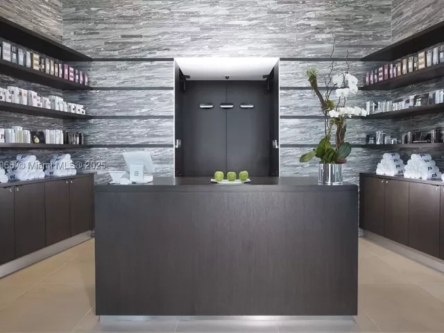 4-bedroom condo for sale in Sunny Isles Beach - 18555 Collins Ave 2701 - MondialRealty