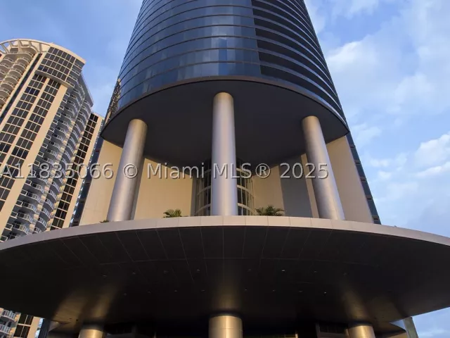 4-bedroom condo for sale in Sunny Isles Beach - 18555 Collins Ave 2701 - MondialRealty