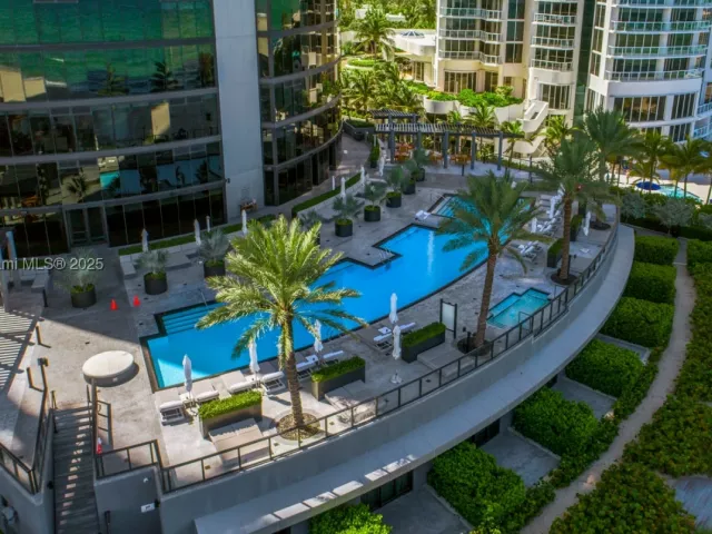 4-bedroom condo for sale in Sunny Isles Beach - 18555 Collins Ave 2701 - MondialRealty