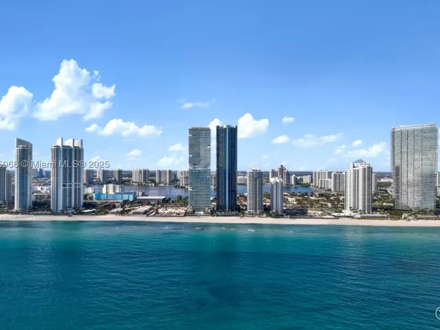 4-bedroom condo for sale in Sunny Isles Beach - 18555 Collins Ave 2701 - MondialRealty