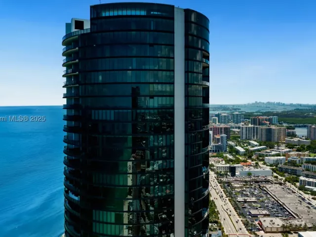 4-bedroom condo for sale in Sunny Isles Beach - 18555 Collins Ave 2701 - MondialRealty