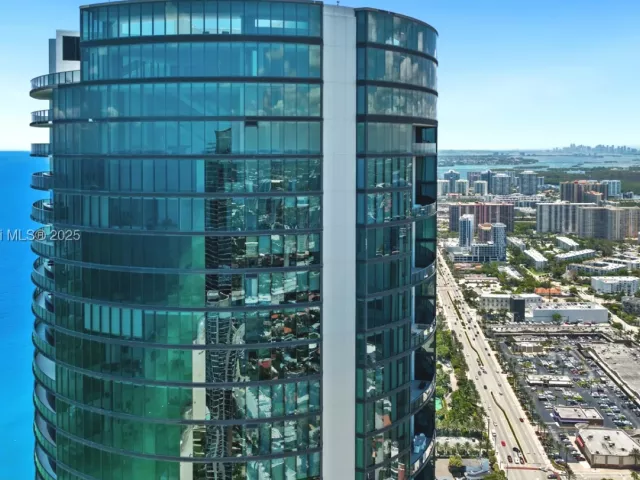 4-bedroom condo for sale in Sunny Isles Beach - 18555 Collins Ave 2701 - MondialRealty